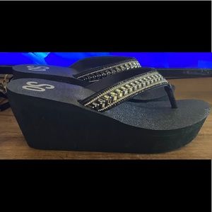 SO® Bubbly Women's Wedge Sandals
M(7/8), Black